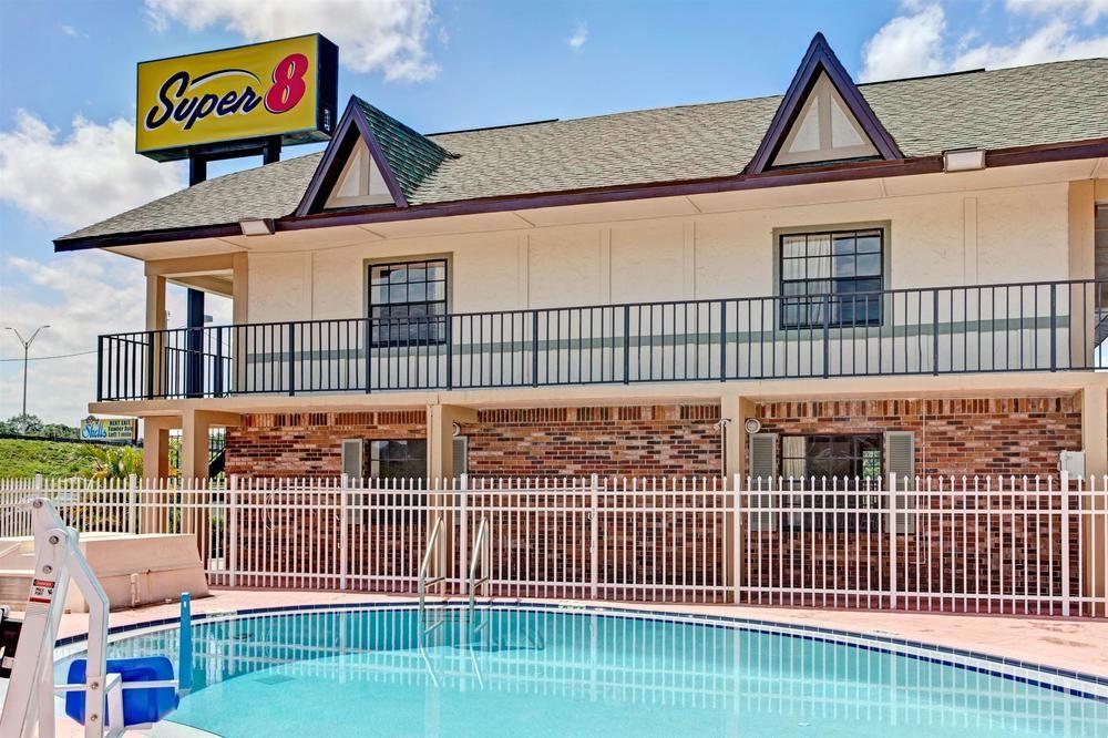 Americana Inn & Suites Lake Magdalene Экстерьер фото