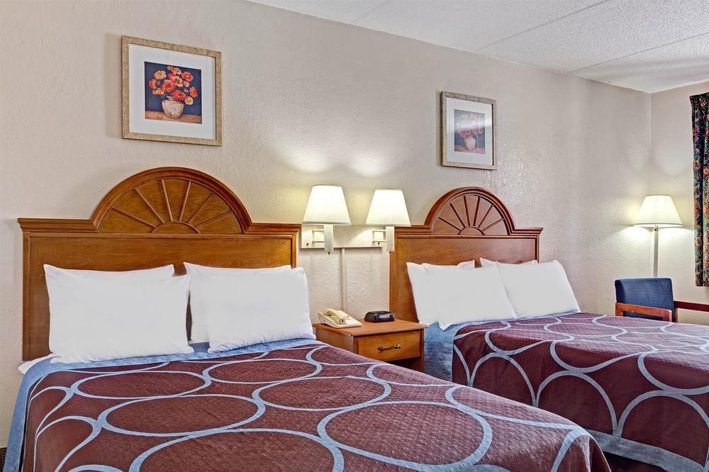 Americana Inn & Suites Lake Magdalene Экстерьер фото
