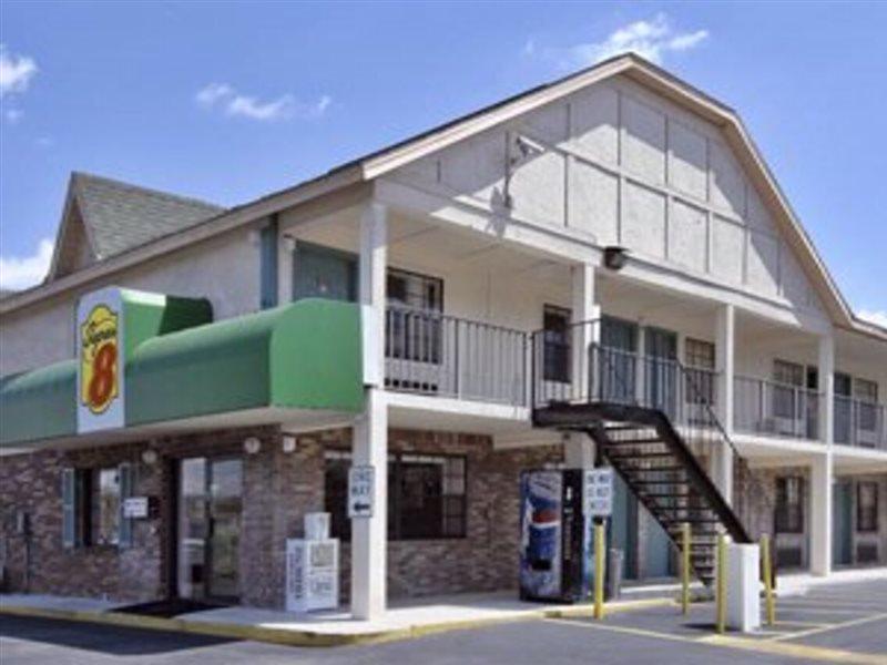 Americana Inn & Suites Lake Magdalene Экстерьер фото