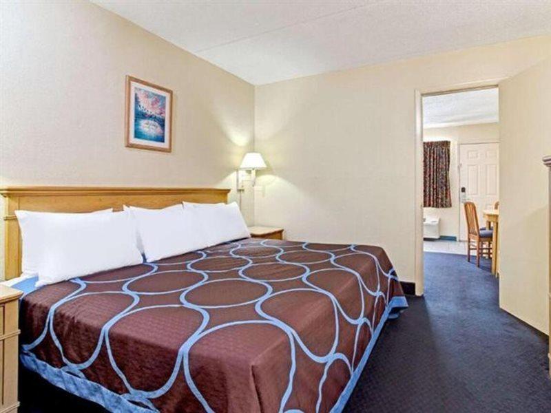 Americana Inn & Suites Lake Magdalene Экстерьер фото