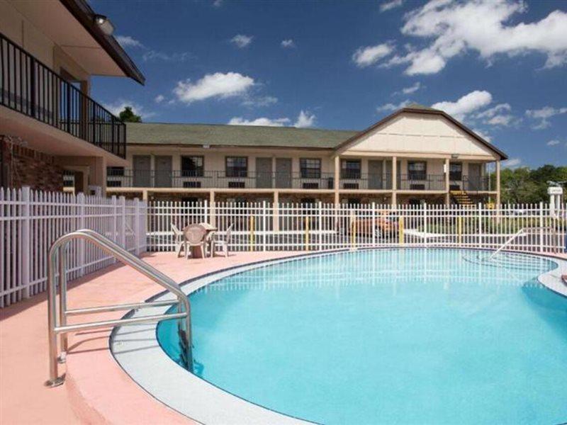 Americana Inn & Suites Lake Magdalene Экстерьер фото