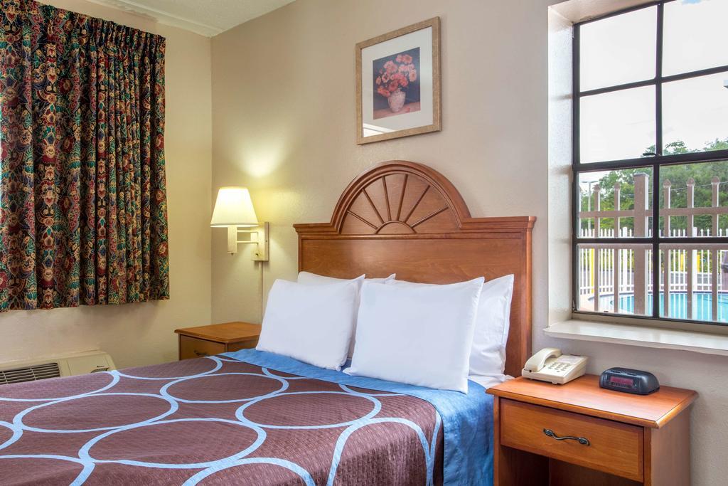 Americana Inn & Suites Lake Magdalene Экстерьер фото