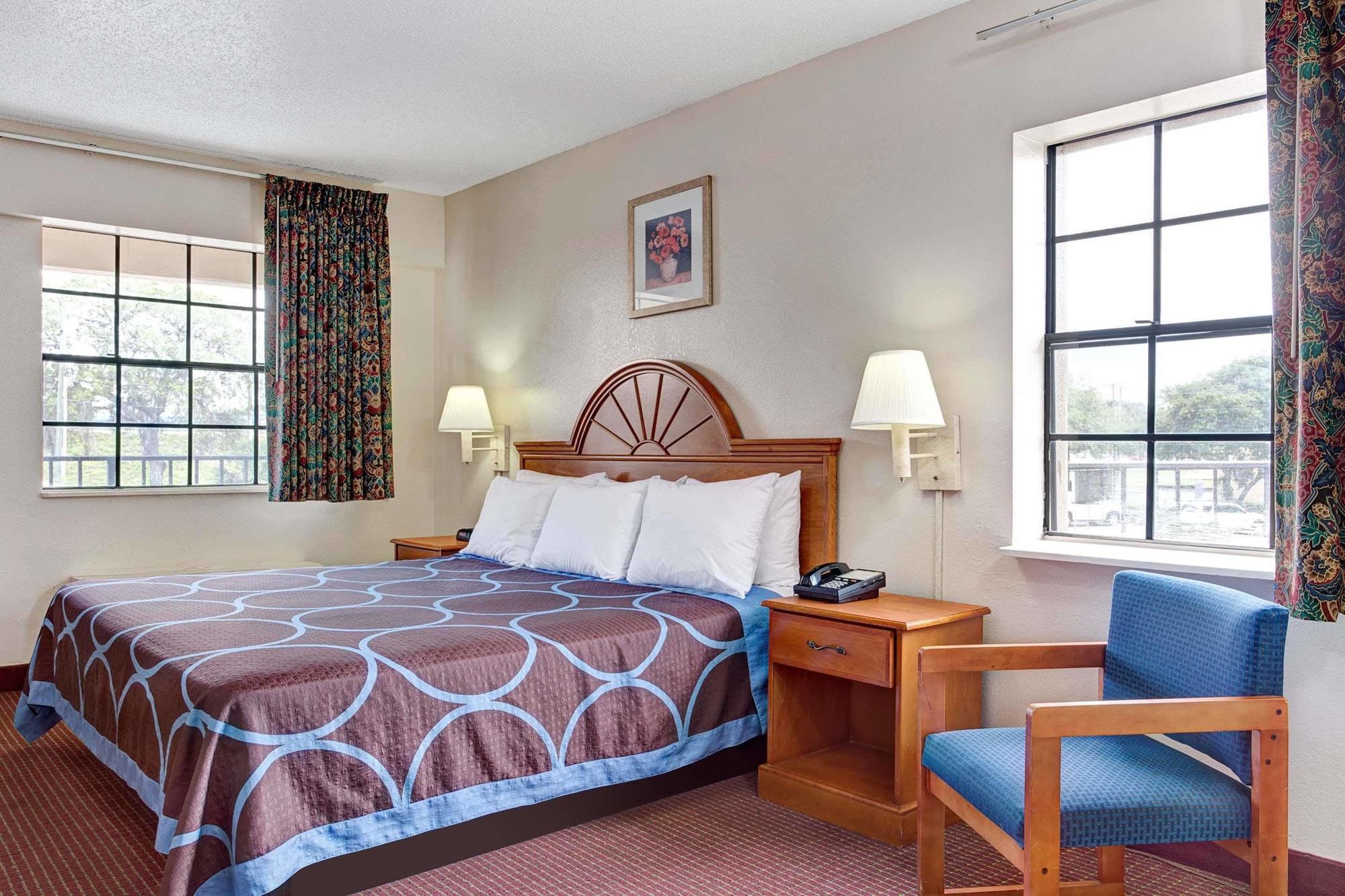 Americana Inn & Suites Lake Magdalene Экстерьер фото