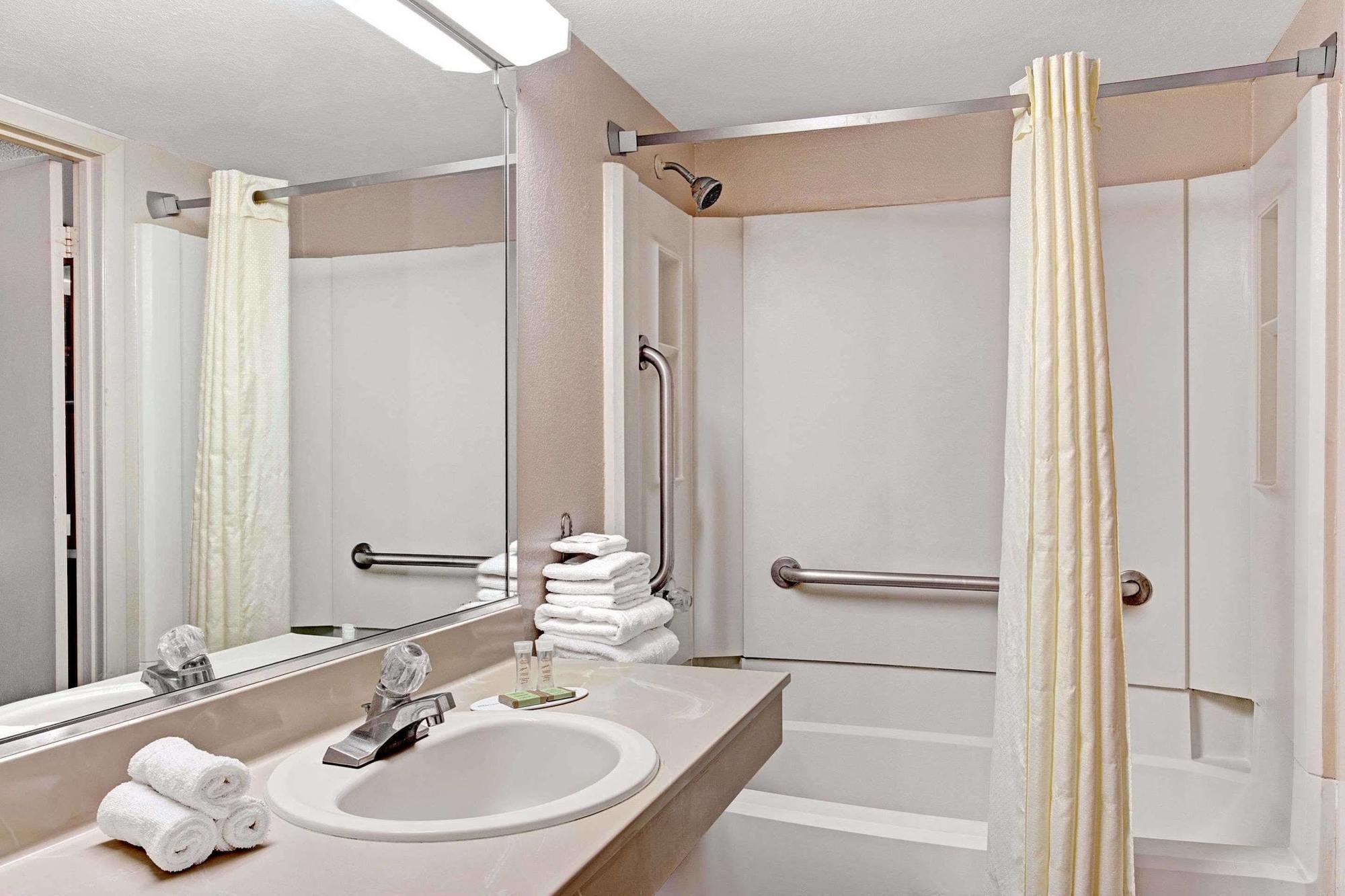 Americana Inn & Suites Lake Magdalene Экстерьер фото