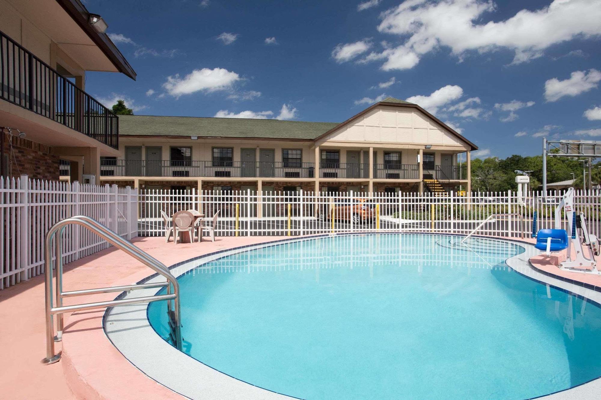 Americana Inn & Suites Lake Magdalene Экстерьер фото